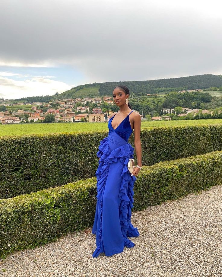 Vestido azul de fiesta, escote en V, bajo escotado, volantes, largo, ajustado, de gasa, para noche, graduación, en tiendas de vestidos de graduación.